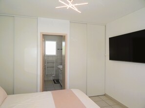 2 bedrooms, iron/ironing board, travel cot, free WiFi - Seaside escape, apartment with pool (Le Barcarès)