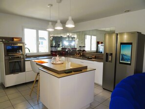 Réfrigérateur, micro-ondes, four, plaque de cuisson