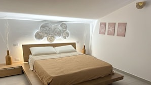 Camera da letto moderna con un letto, comodini e decorazioni a parete.
