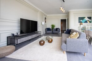 Smart TV - Bosphorus View 3BR in Kabataş (Istanbul)