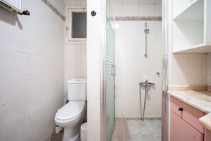 Shower, hair dryer, towels - Bosphorus View 3BR in Kabataş (Istanbul)
