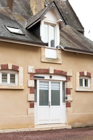 Exterior detail - Superb 3-star gîte, parking space in front of the gîte. Pets welcome! (Bayeux)
