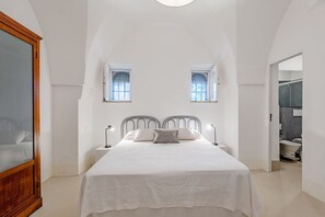 4 bedrooms, iron/ironing board, travel cot, free WiFi - Historic Trulli with Panoramic Pool & Sea View (Selva di Fasano)