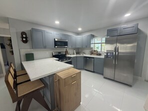 Coffee/tea maker, fridge, microwave, oven - Pool House! 3 miles from beach! 3/2 house in peaceful Fort Lauderdale! (Fort Lauderdale)