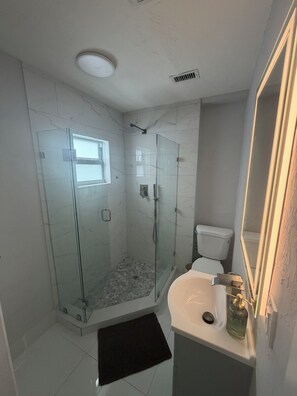 Hair dryer, towels, soap, toilet paper - Pool House! 3 miles from beach! 3/2 house in peaceful Fort Lauderdale! (Fort Lauderdale)