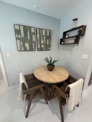 Dining - Pool House! 3 miles from beach! 3/2 house in peaceful Fort Lauderdale! (Fort Lauderdale)