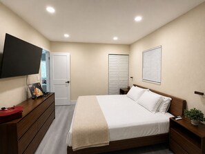 Free WiFi, bed sheets - Pool House! 3 miles from beach! 3/2 house in peaceful Fort Lauderdale! (Fort Lauderdale)