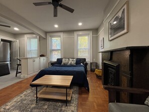 Internet, bed sheets - Stylish Studio in downtown Albany (Albany)