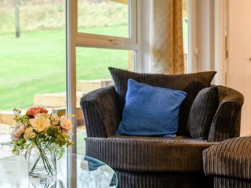Private Stylish Countryside Lodge, Sleeps upto 6, Hot Tub, Wi-Fi, Heating, 5*