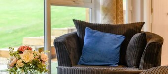 Private Stylish Countryside Lodge, Sleeps upto 6, Hot Tub, Wi-Fi, Heating, 5*