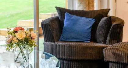 Private Stylish Countryside Lodge, Sleeps upto 6, Hot Tub, Wi-Fi, Heating, 5*