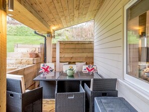 Outdoor dining - Private Stylish Countryside Lodge, Sleeps upto 6, Hot Tub, Wi-Fi, Heating, 5* (Dorchester)