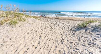 Perfect 3-bedroom 2 bath bungalow w/AC, 4 min walk to beach, pets welcome