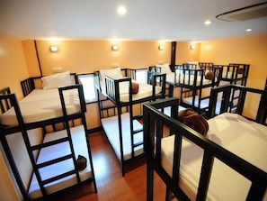 A dormitory room with bunk beds and a wooden floor. - Slinky Hostel (Ko Phi Phi)