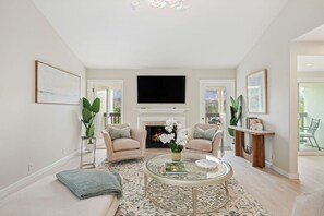 TV, fireplace - Montecito Penthouse, 2 + 2, walk to Butterfly Beach & Coast Village Road (Montecito)
