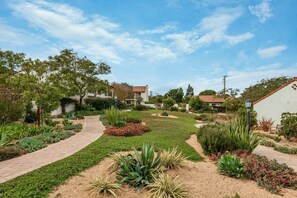 Property grounds - Montecito Penthouse, 2 + 2, walk to Butterfly Beach & Coast Village Road (Montecito)