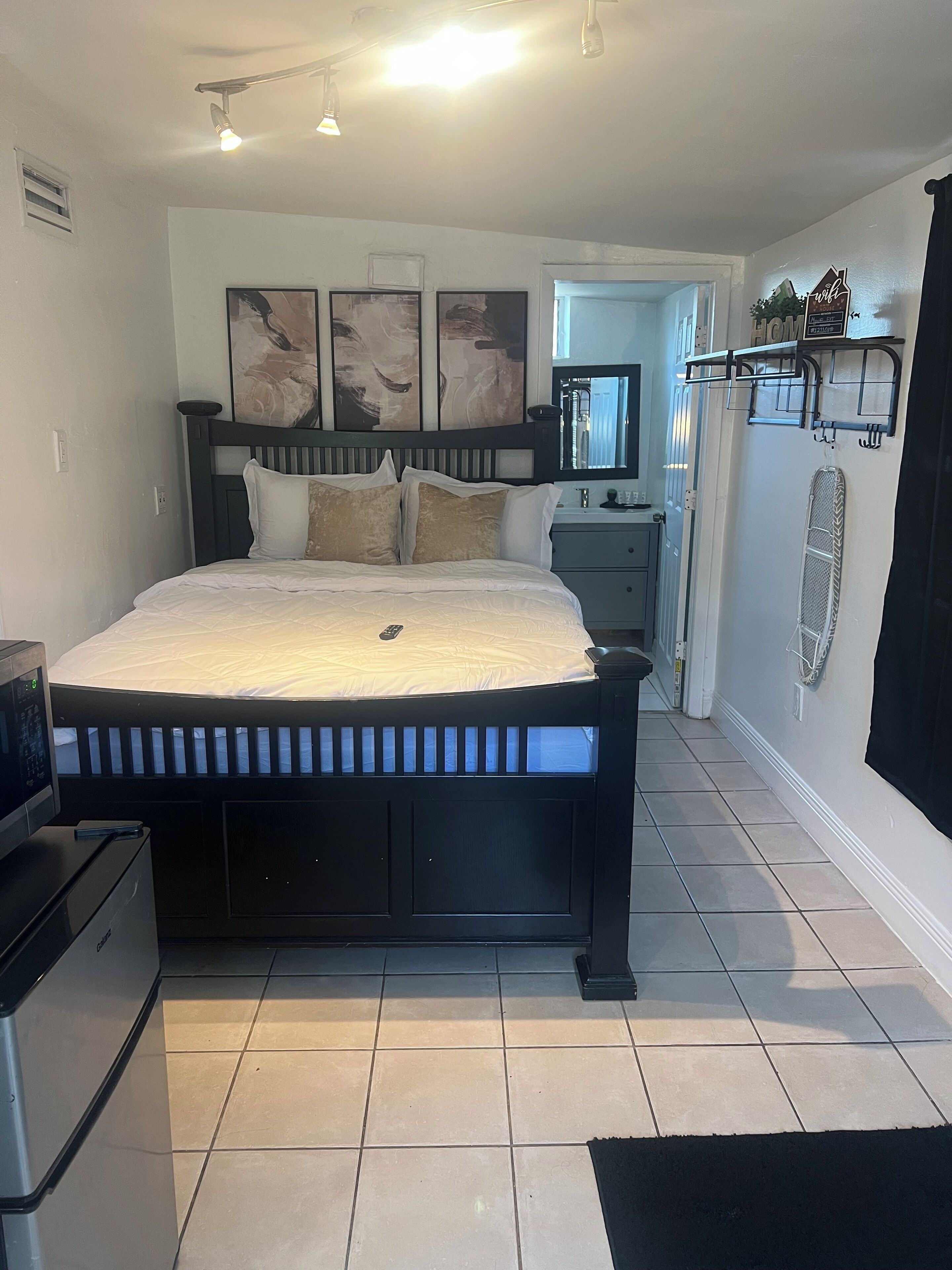 1 habitación, tabla de planchar con plancha, wifi y ropa de cama 