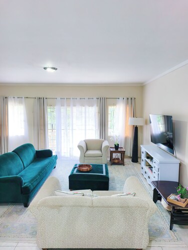 Mountain Charmer - serene & tucked away  retreat, only minutes from amenities