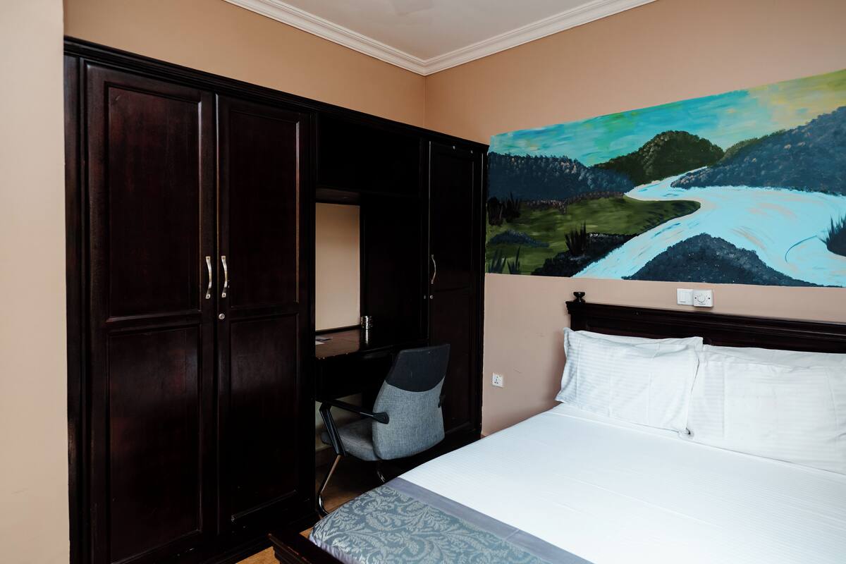 Standard Room | Meja, ruang kerja komputer riba, Wi-fi percuma 
