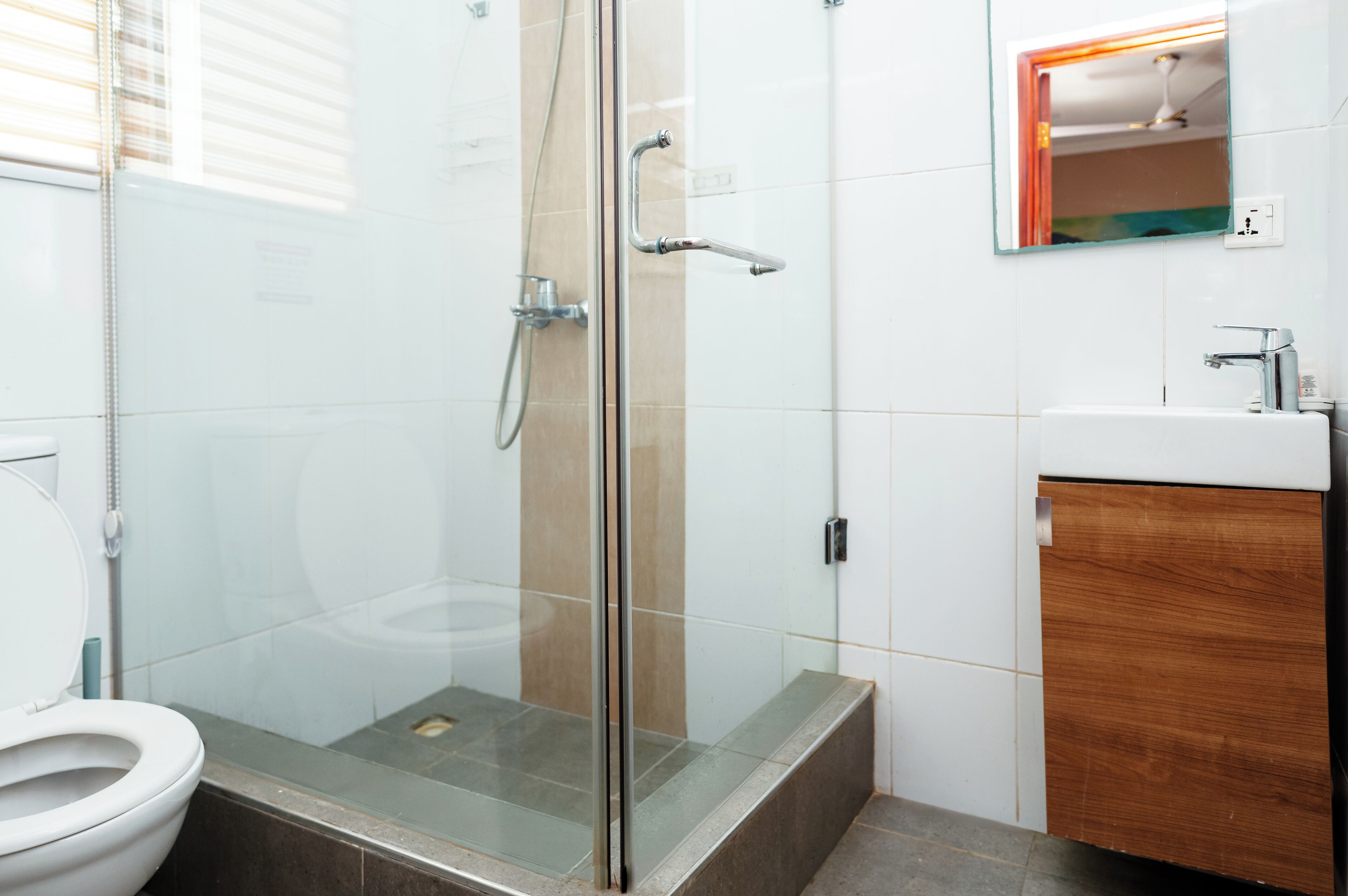 Habitación estándar | Baño | Toallas, jabón, champú y papel higiénico