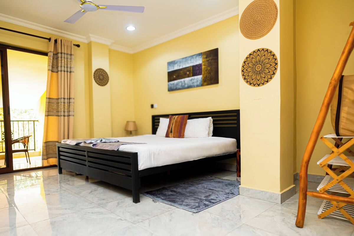 Premium Room, Balcony, Mountain View | Meja, ruang kerja komputer riba, Wi-fi percuma 