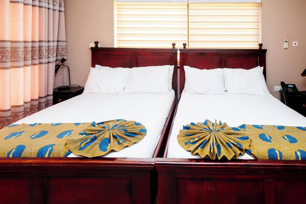 Habitación Deluxe con 2 camas individuales, balcón, vistas a la montaña | Escritorio, espacio para trabajar con un portátil, wifi gratis