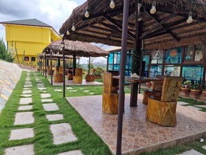 Outdoor dining - Cactus Creek Hotel (Aburi)