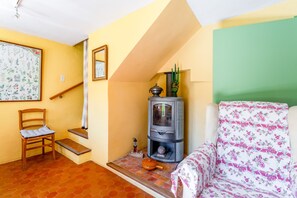 Interior - Holiday Home 'La Tonnelle' with Mountain View, Wi-Fi and Air Conditioning (Malaucène)