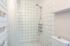 Douche, sèche-cheveux, serviettes fournies
