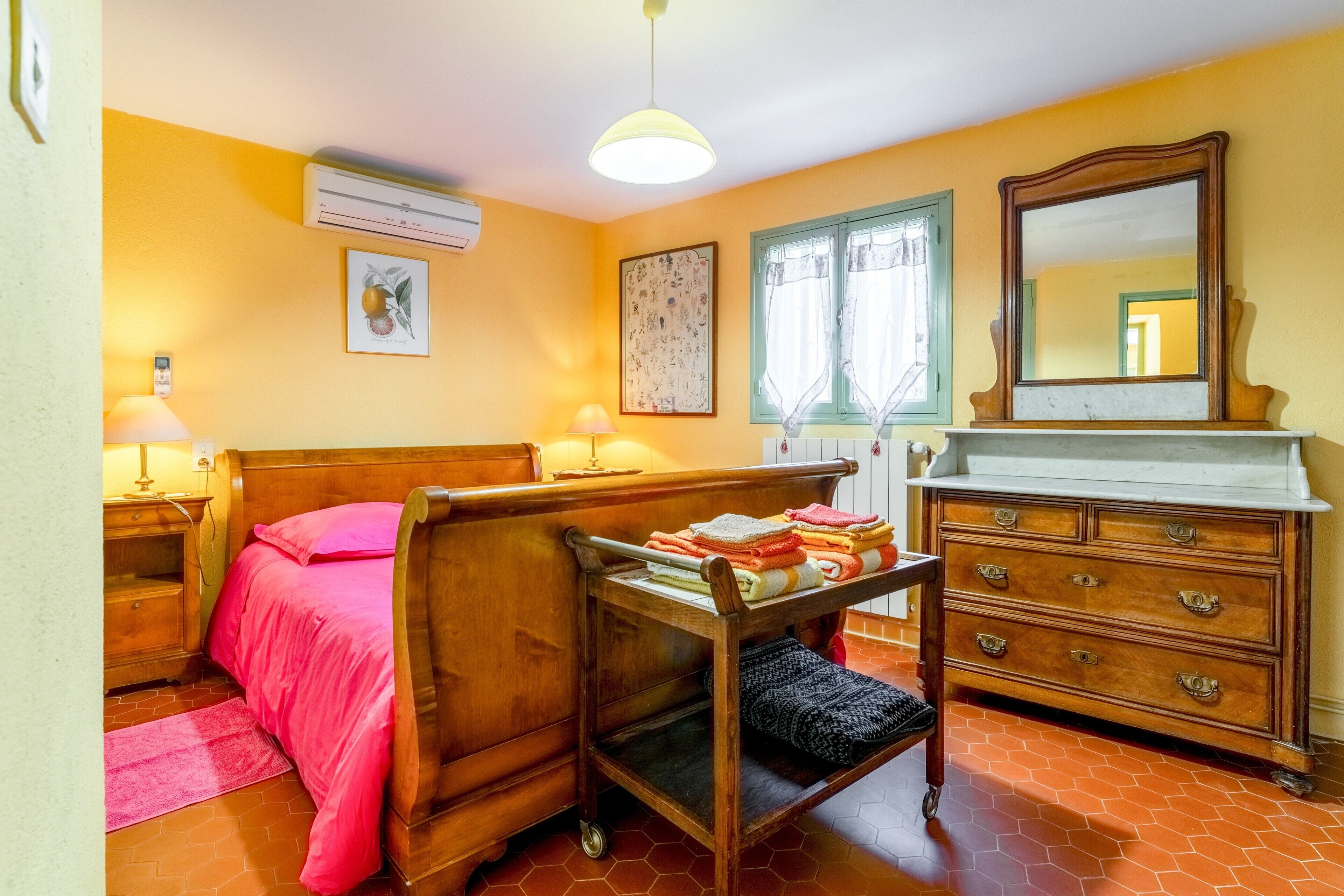 Iron/ironing board, WiFi, bed sheets