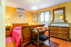 Planxa i posts de planxar, wifi i roba de llit 