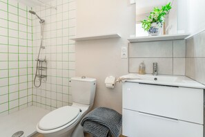 Shower, hair dryer, towels - Holiday Home 'La Tonnelle' with Mountain View, Wi-Fi and Air Conditioning (Malaucène)