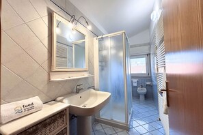 Shower, bidet, towels