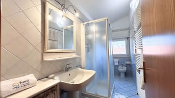 Shower, bidet, towels