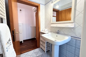Regadera, bidet, toallas 