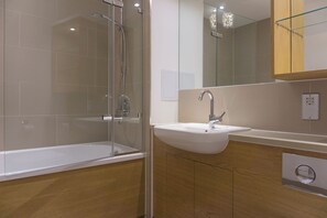 Shower, hair dryer, towels - Lovely, spacious 2BR Apartment central Kingston - Pass the Keys (Kingston-upon-Thames)