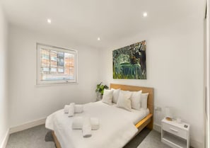 2 bedrooms, iron/ironing board, WiFi (free), bed sheets - Lovely, spacious 2BR Apartment central Kingston - Pass the Keys (Kingston-upon-Thames)
