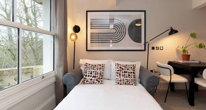 Stunning 1 BR Surbiton with views, near station - Pass the Keys