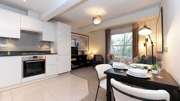 Fridge, oven, dishwasher, coffee/tea maker