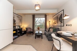 TV - Stunning 1 BR Surbiton with views, near station - Pass the Keys (Surbiton)
