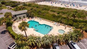 Ein Resort mit Pool, Strand und Steg.