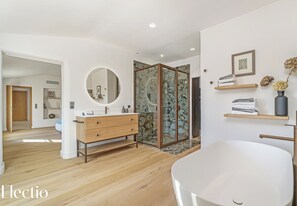 Shower, hair dryer, towels - Domaine Arterra | Private 5-ha Estate, Pool & Tennis Court (Lauris)