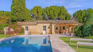 Un bâtiment en pierre doté d’une piscine, d’un espace extérieur aménagé et d’un jardin.
