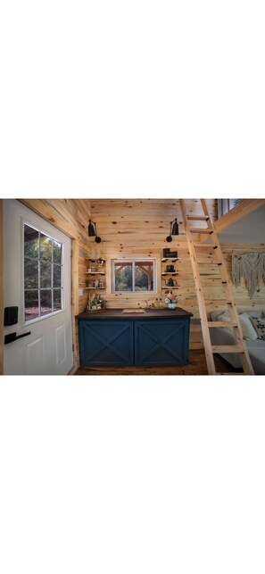 1 bedroom, bed sheets - Addys cabin in the trees (HUNG)