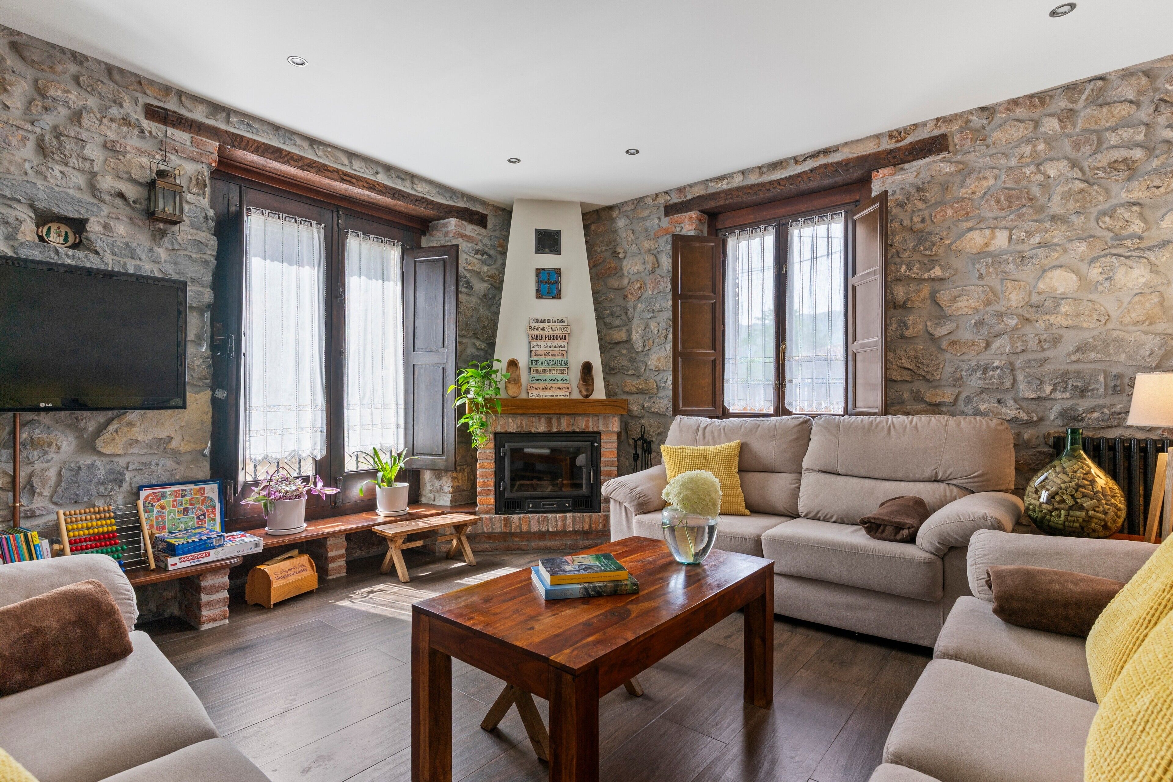 TV, fireplace