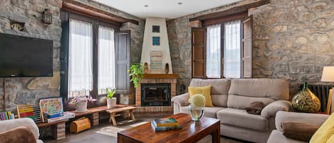 TV, fireplace