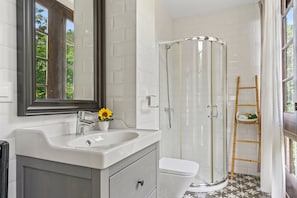 Douche, sèche-cheveux, serviettes fournies