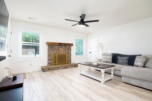 Living area - Farmhouse style w/ a pool & hot tub (Smiths Station)