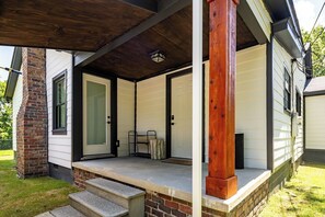 Exterior - Farmhouse style w/ a pool & hot tub (Smiths Station)