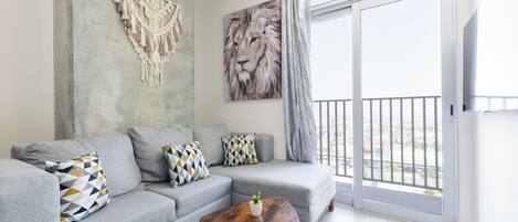 Suite classique, vue sur la ville | Aire de séjour | Téléviseur connecté